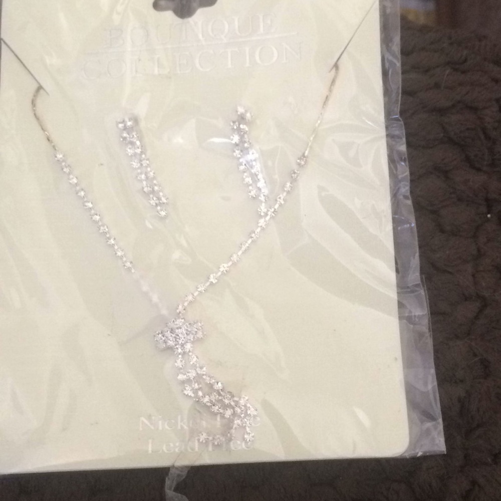 Elegant new necklace and earring set